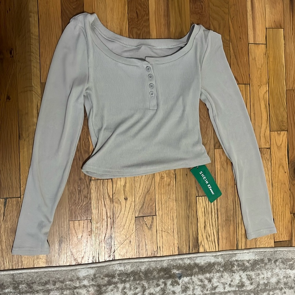 Long sleeve, light grey cropped shirt